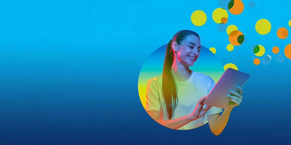 Uma jovem com pele branca e com o cabelo liso e amarrado para trás. Ela está sorrindo e olhando para um tablet. A iluminação é suave e colorida, com tons de azul, verde e amarelo. Ela está sobreposta a um círculo, em um fundo azul com círculos abstratos em amarelo, laranja e verde.