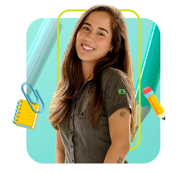 Jovem sorridente usando camisa cinza com bandeira do Brasil na manga, em fundo colorido com elementos escolares.