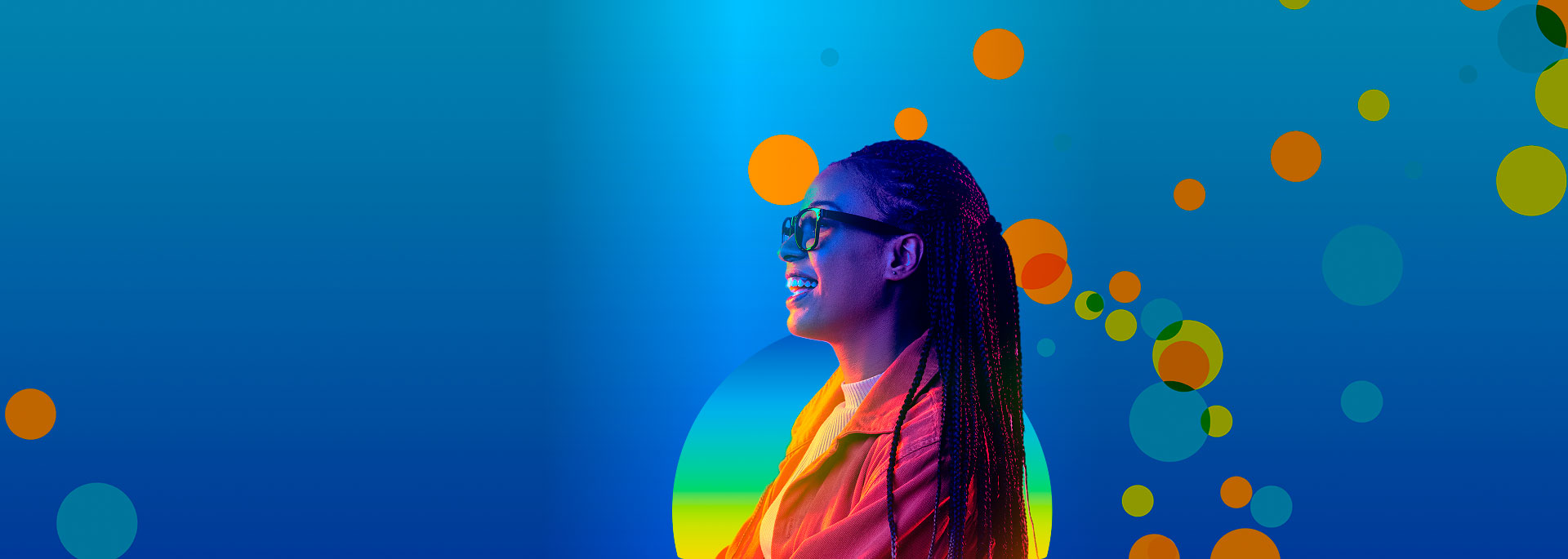 Uma mulher sorridente